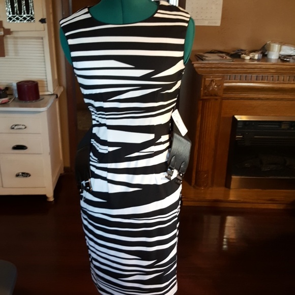 NWT white and black size 4 dress with belt - Picture 6 of 7
